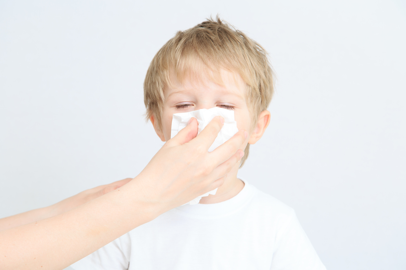 Заложенность носа 9 лет. Ребенок чихает. Чихание ребенка. Дети высмаркиваются. Вытирает нос ребенку.